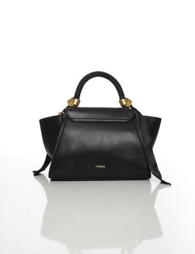 Cette image contient Sac à Main Chic avec Poignée Décorée chez Joliesse. à 139,99 TND en Tunisie. L'hexa de l'arrière plan est #