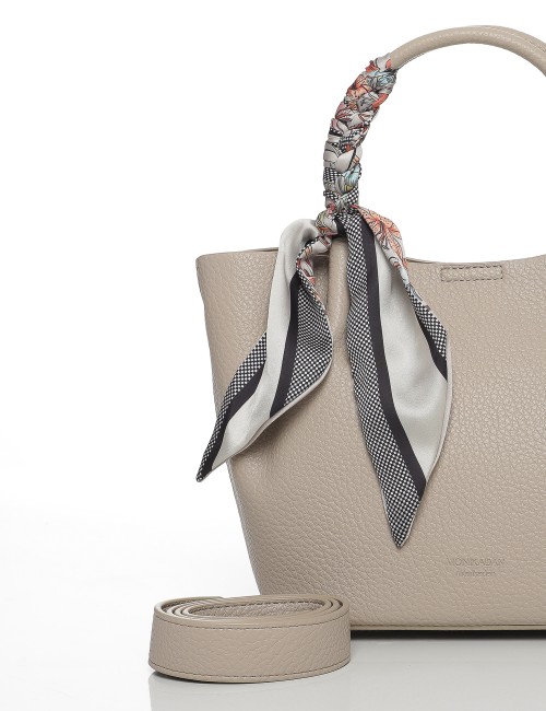 Cette image contient Sac Cabas Élégant avec Foulard chez Joliesse. à 119,99 TND en Tunisie. L'hexa de l'arrière plan est #E7E7E7