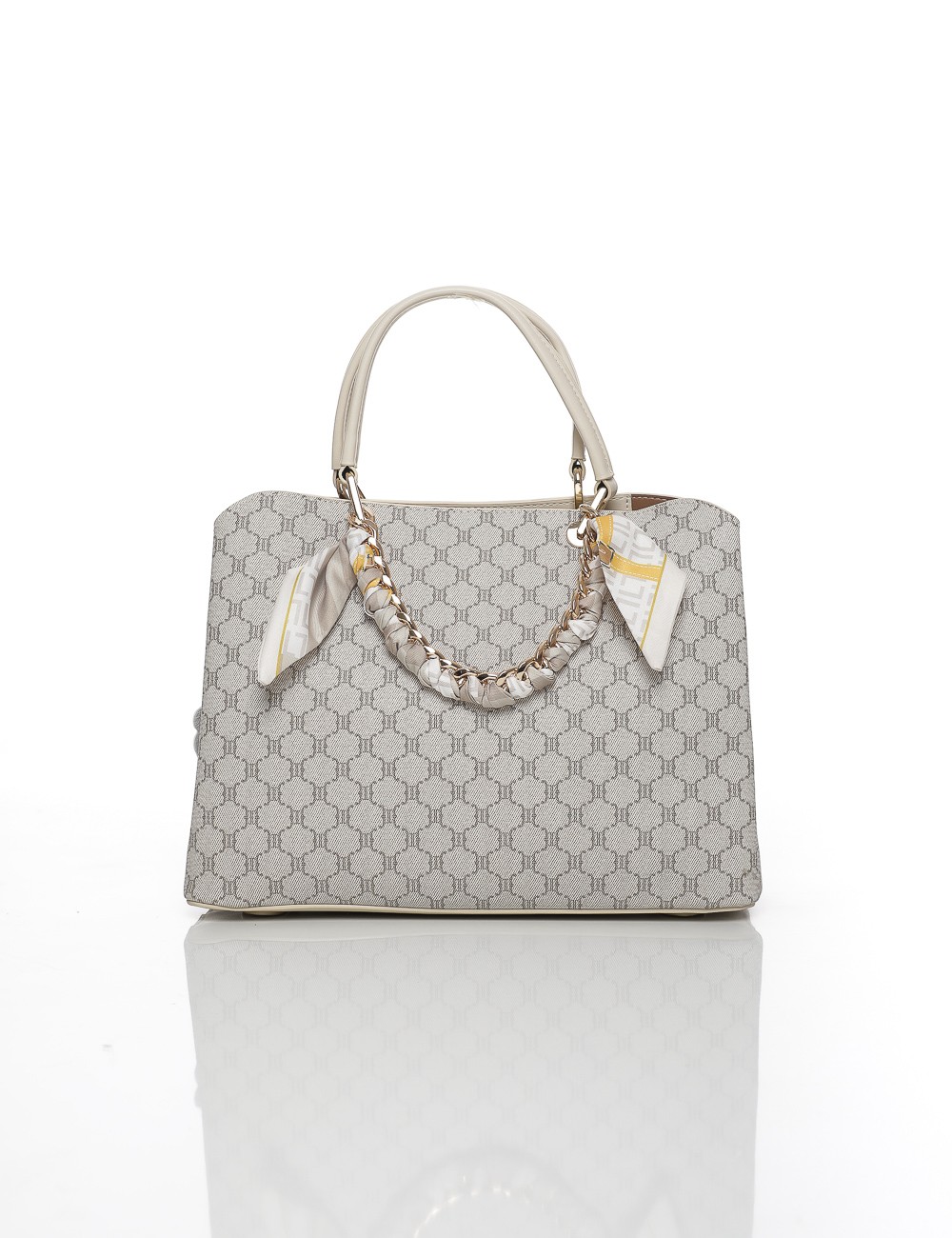 Cette image contient Sac Cabas Imprimé avec Chaîne et Foulards chez Joliesse. à 129,99 TND en Tunisie. L'hexa de l'arrière plan