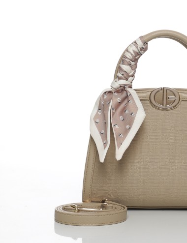 Cette image contient Sac à Main Imprimé avec Foulard Joliesse chez Joliesse. à 129,99 TND en Tunisie. L'hexa de l'arrière plan e