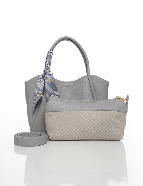 Cette image contient Sac Cabas Élégant avec Foulard chez Joliesse. à 119,99 TND en Tunisie. L'hexa de l'arrière plan est #E7E7E7
