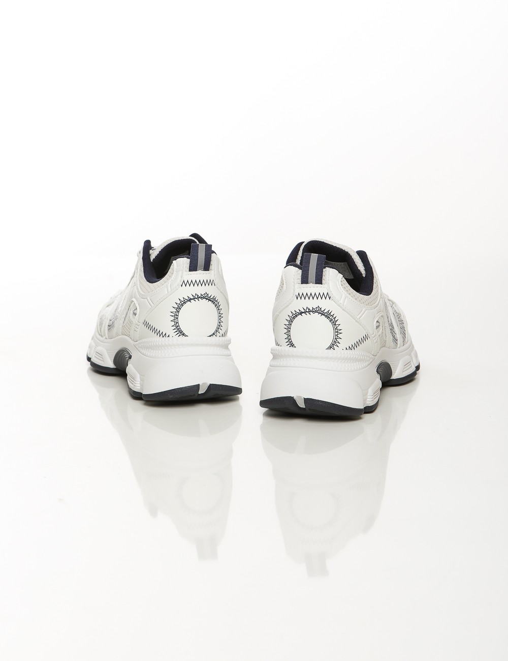 Cette image contient Baskets blanches unisexes à détails bleus chez Joliesse. à 89,99 TND en Tunisie. L'hexa de l'arrière plan e