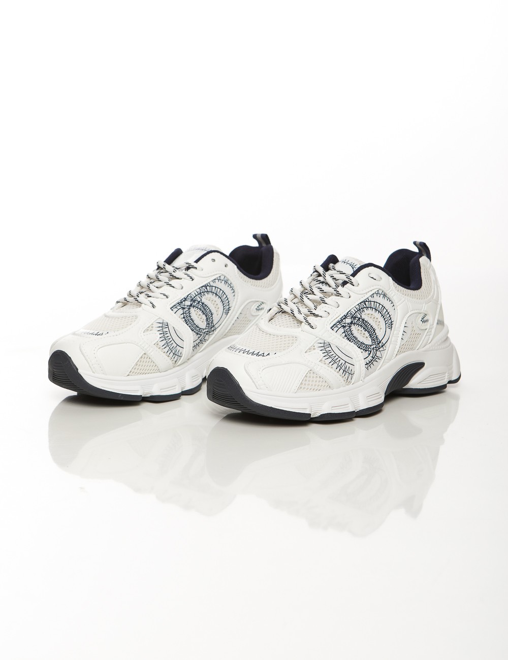 Cette image contient Baskets blanches unisexes à détails bleus chez Joliesse. à 89,99 TND en Tunisie. L'hexa de l'arrière plan e