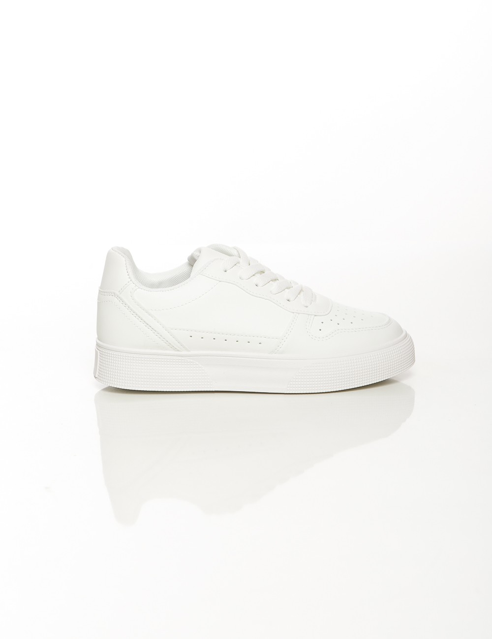 Cette image contient Baskets classiques unisexes blanches et noires chez Joliesse. à 79,99 TND en Tunisie. L'hexa de l'arrière p Cette image contient Baskets classiques unisexes blanches et noires chez Joliesse. à 79,99 TND en Tunisie. L'hexa de l'arrière p
