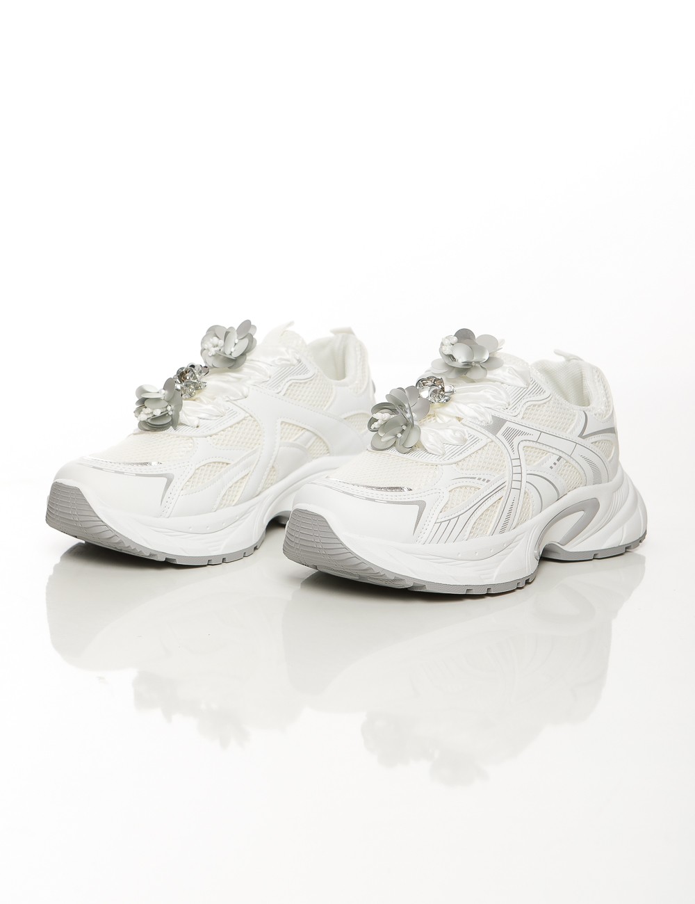 Cette image contient Baskets blanches décorées avec fleurs chez Joliesse. à 99,99 TND en Tunisie. L'hexa de l'arrière plan est #