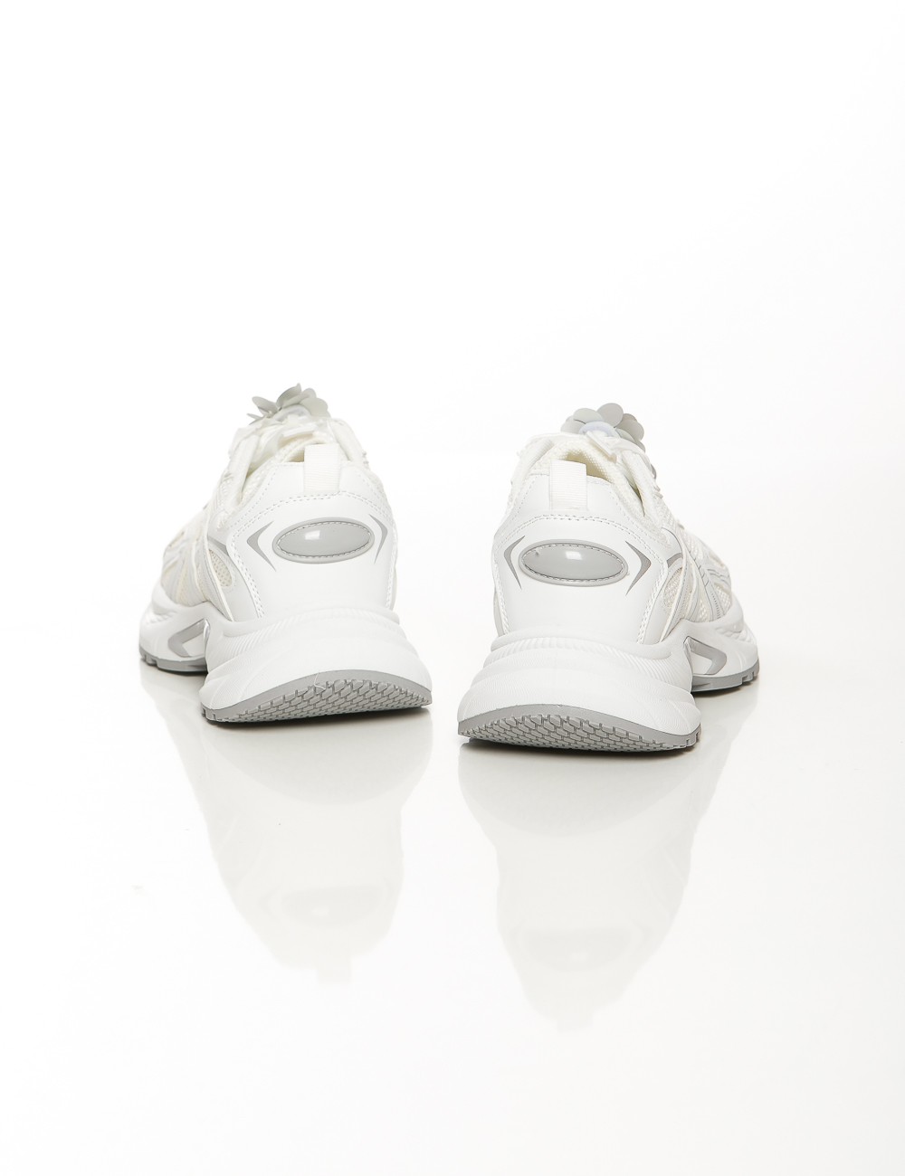 Cette image contient Baskets blanches décorées avec fleurs chez Joliesse. à 99,99 TND en Tunisie. L'hexa de l'arrière plan est #