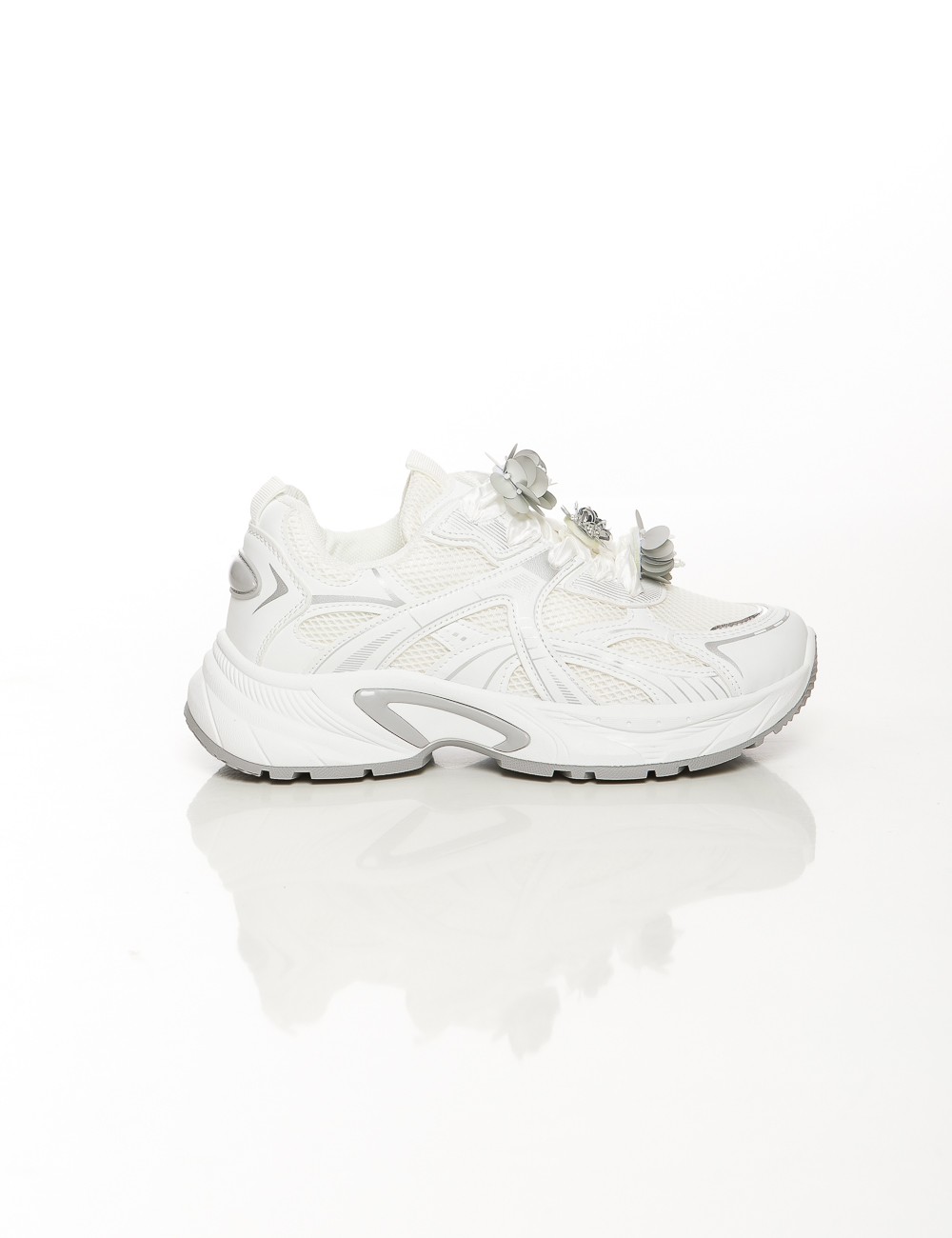 Baskets blanches décorées avec fleurs