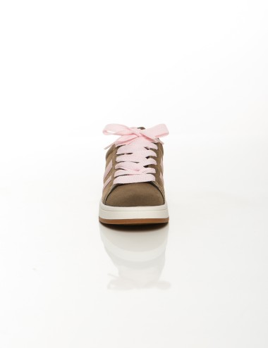 Cette image contient Baskets en daim beige et marron avec bandes noires chez Joliesse. à 89,99 TND en Tunisie. L'hexa de l'arriè