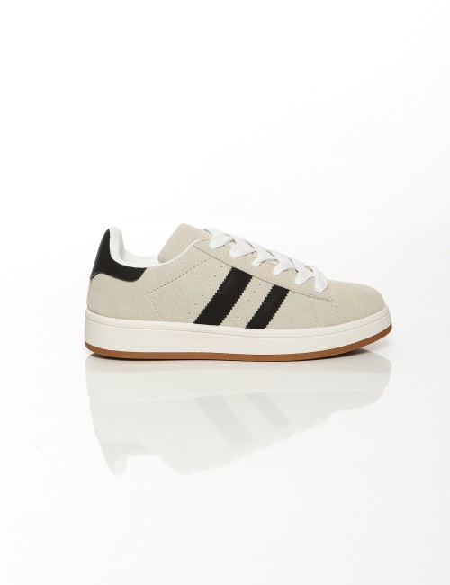 Cette image contient Baskets en daim beige et marron avec bandes noires chez Joliesse. à 89,99 TND en Tunisie. L'hexa de l'arriè