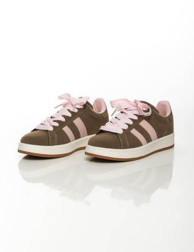 Cette image contient Baskets en daim beige et marron avec bandes noires chez Joliesse. à 89,99 TND en Tunisie. L'hexa de l'arriè