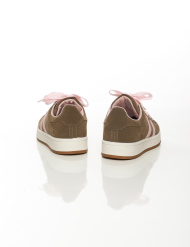 Cette image contient Baskets en daim beige et marron avec bandes noires chez Joliesse. à 89,99 TND en Tunisie. L'hexa de l'arriè