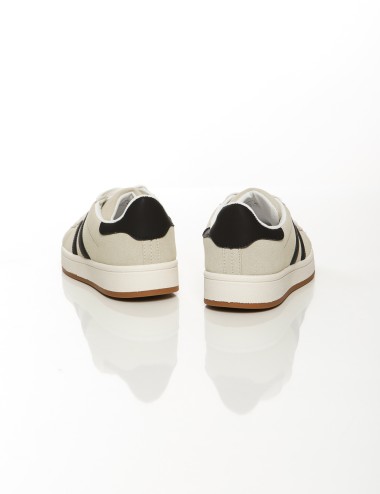 Cette image contient Baskets en daim beige et marron avec bandes noires chez Joliesse. à 89,99 TND en Tunisie. L'hexa de l'arriè