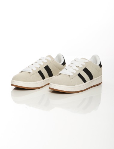 Cette image contient Baskets en daim beige et marron avec bandes noires chez Joliesse. à 89,99 TND en Tunisie. L'hexa de l'arriè