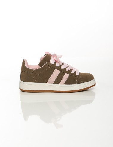 Cette image contient Baskets en daim beige et marron avec bandes noires chez Joliesse. à 89,99 TND en Tunisie. L'hexa de l'arriè