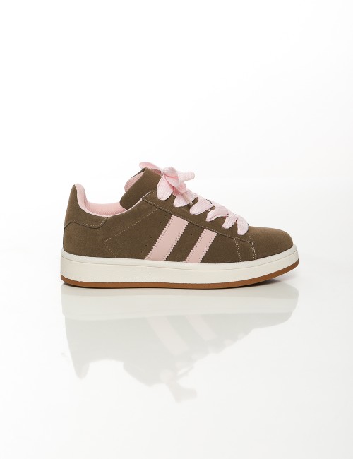 Cette image contient Baskets en daim beige et marron avec bandes noires chez Joliesse. à 89,99 TND en Tunisie. L'hexa de l'arriè