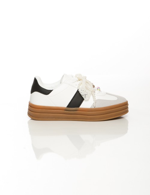 Cette image contient Baskets à plateforme avec perles Blanc, Beige et Rose chez Joliesse. à 99,99 TND en Tunisie. L'hexa de l'ar