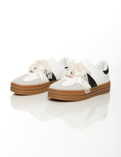 Cette image contient Baskets à plateforme avec perles Blanc, Beige et Rose chez Joliesse. à 99,99 TND en Tunisie. L'hexa de l'ar