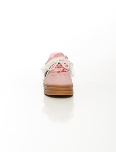Cette image contient Baskets à plateforme avec perles Blanc, Beige et Rose chez Joliesse. à 99,99 TND en Tunisie. L'hexa de l'ar