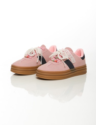 Cette image contient Baskets à plateforme avec perles Blanc, Beige et Rose chez Joliesse. à 99,99 TND en Tunisie. L'hexa de l'ar