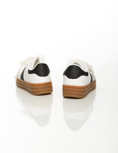 Cette image contient Baskets à plateforme avec perles Blanc, Beige et Rose chez Joliesse. à 99,99 TND en Tunisie. L'hexa de l'ar