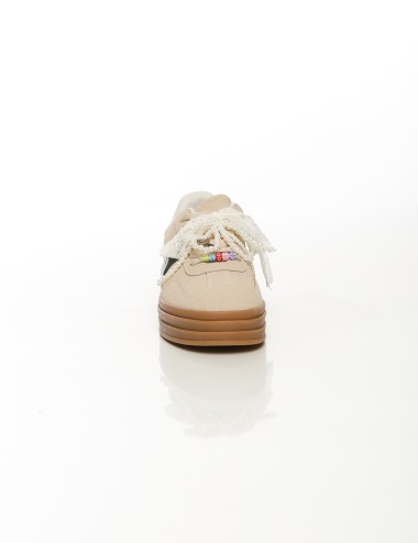Cette image contient Baskets à plateforme avec perles Blanc, Beige et Rose chez Joliesse. à 99,99 TND en Tunisie. L'hexa de l'ar