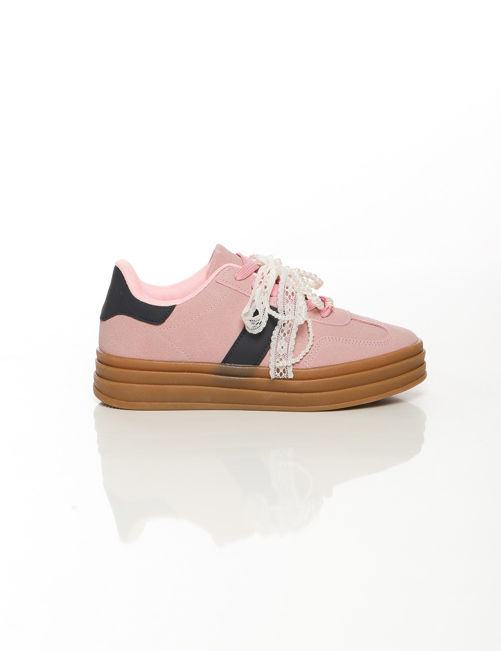Cette image contient Baskets à plateforme avec perles Blanc, Beige et Rose chez Joliesse. à 99,99 TND en Tunisie. L'hexa de l'ar