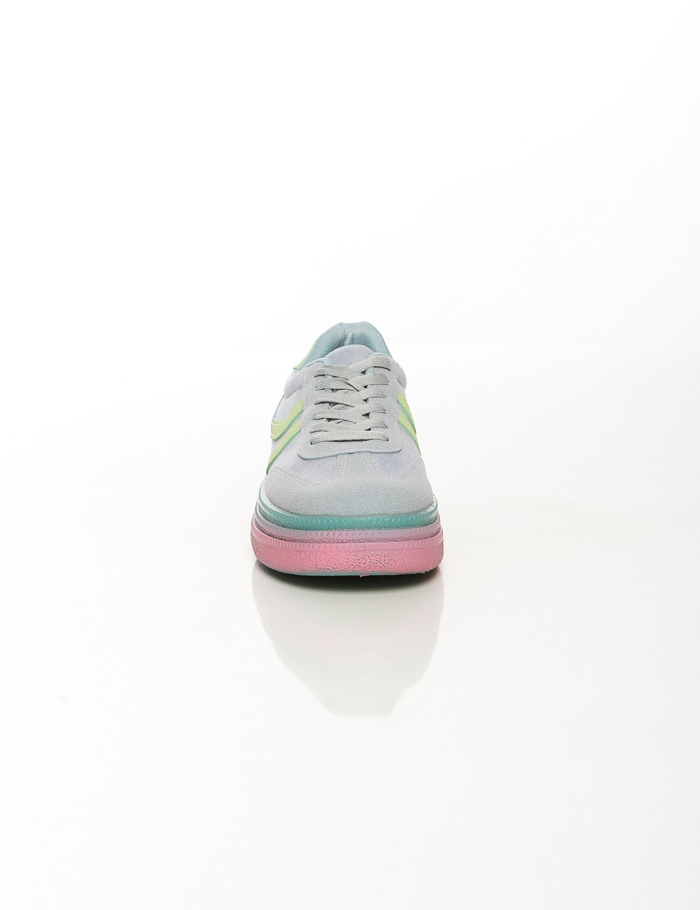 Cette image contient Sneakers multicolores chez Joliesse. à 89,99 TND en Tunisie. L'hexa de l'arrière plan est #E7E7E7