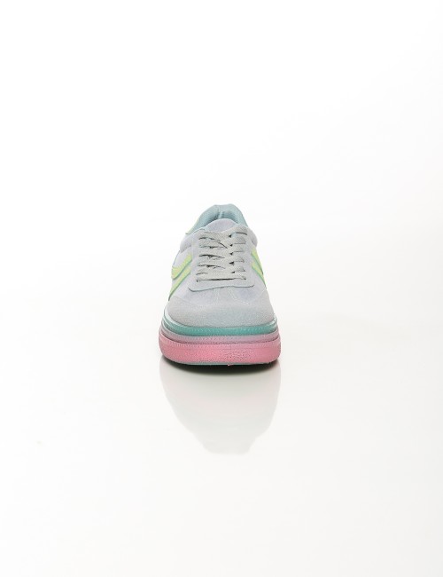 Cette image contient Sneakers multicolores chez Joliesse. à 89,99 TND en Tunisie. L'hexa de l'arrière plan est #E7E7E7