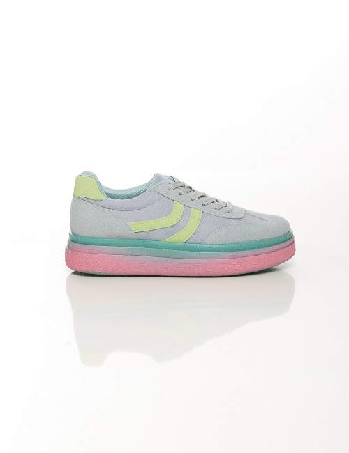 Cette image contient Sneakers multicolores chez Joliesse. à 89,99 TND en Tunisie. L'hexa de l'arrière plan est #E7E7E7