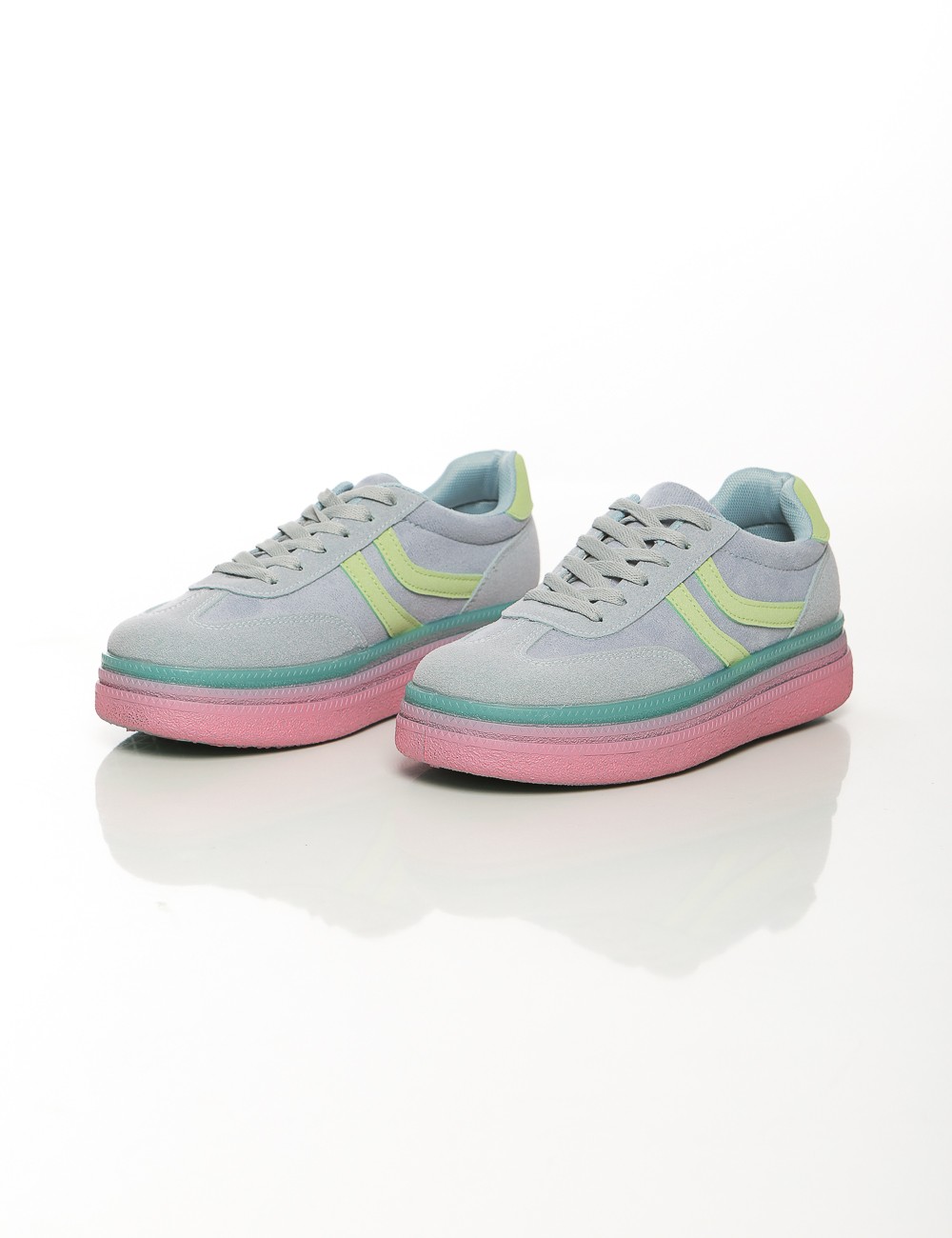 Cette image contient Sneakers multicolores chez Joliesse. à 89,99 TND en Tunisie. L'hexa de l'arrière plan est #E7E7E7