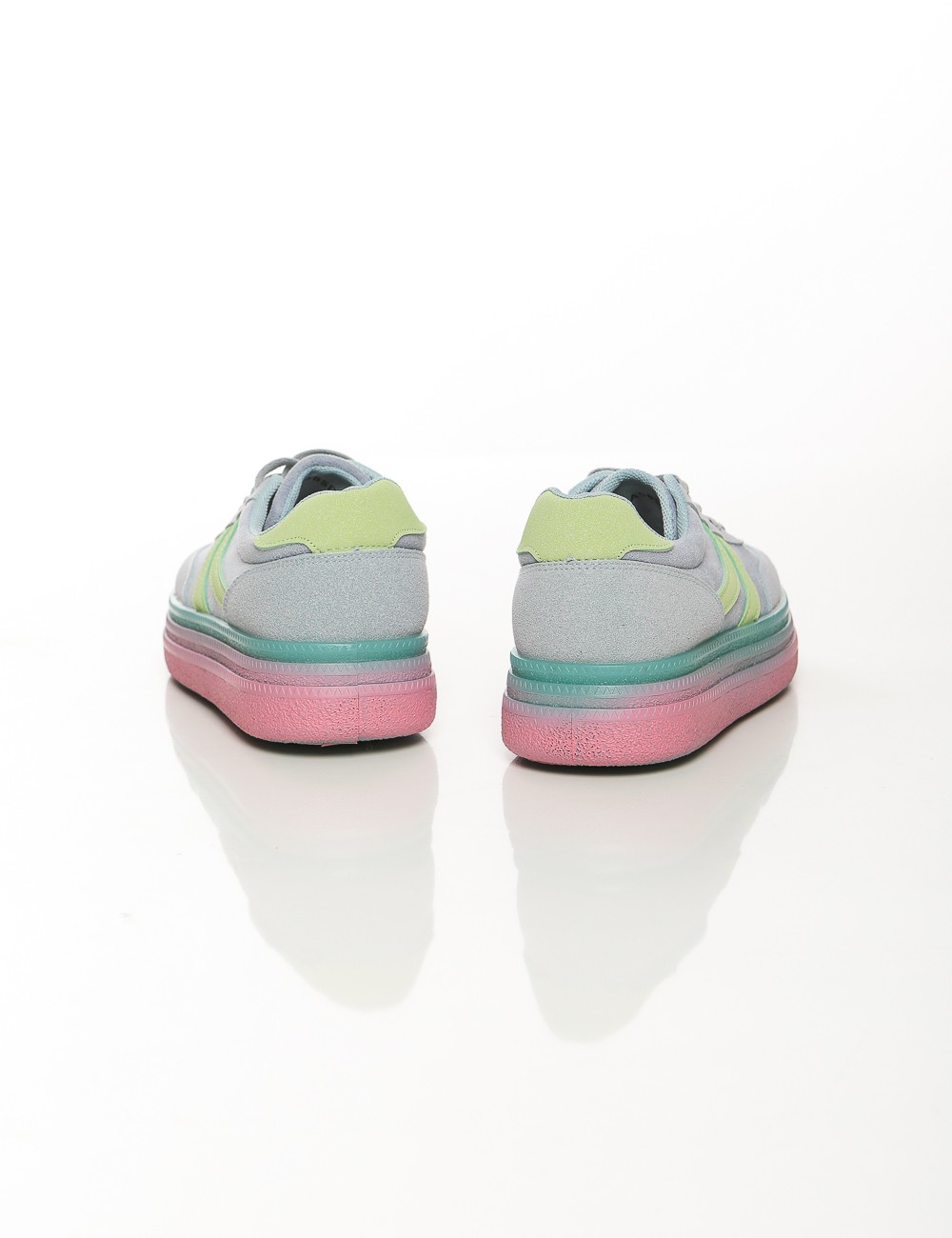 Cette image contient Sneakers multicolores chez Joliesse. à 89,99 TND en Tunisie. L'hexa de l'arrière plan est #E7E7E7