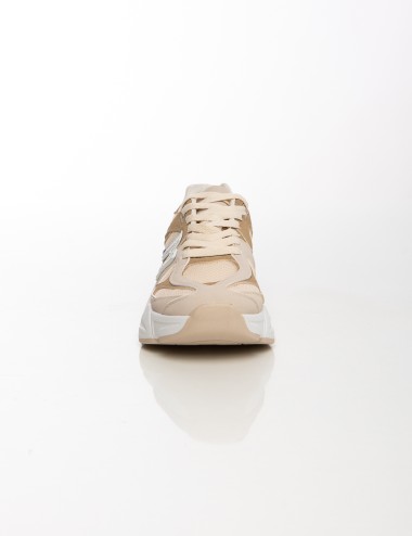 Cette image contient New Balance Beige Baskets tendance et confortables chez Joliesse. à 89,99 TND en Tunisie. L'hexa de l'arriè