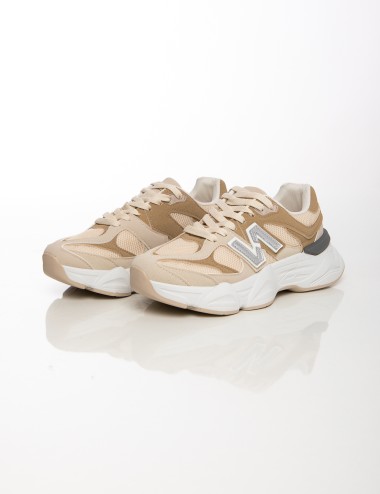 Cette image contient New Balance Beige Baskets tendance et confortables chez Joliesse. à 89,99 TND en Tunisie. L'hexa de l'arriè