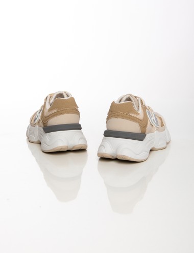 Cette image contient New Balance Beige Baskets tendance et confortables chez Joliesse. à 89,99 TND en Tunisie. L'hexa de l'arriè