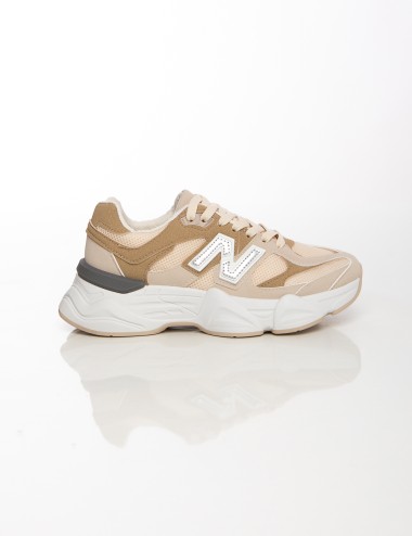 Cette image contient New Balance Beige Baskets tendance et confortables chez Joliesse. à 89,99 TND en Tunisie. L'hexa de l'arriè