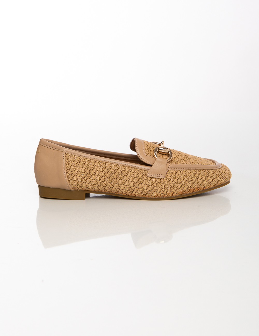 Cette image contient Mocassins femme tressés Beige & Noir avec détail métallique chez Joliesse. à 79,99 TND en Tunisie. L'hexa d
