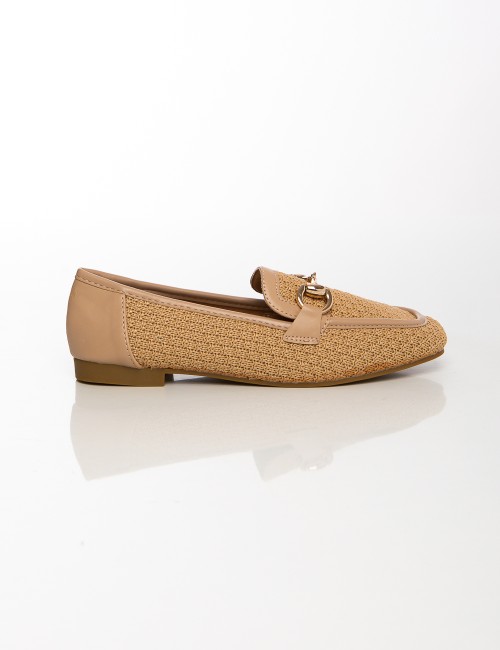Cette image contient Mocassins femme tressés Beige & Noir avec détail métallique chez Joliesse. à 79,99 TND en Tunisie. L'hexa d