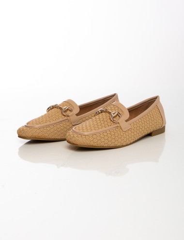 Cette image contient Mocassins femme tressés Beige & Noir avec détail métallique chez Joliesse. à 79,99 TND en Tunisie. L'hexa d
