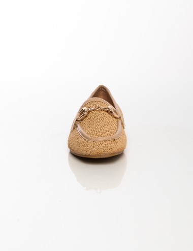 Cette image contient Mocassins femme tressés Beige & Noir avec détail métallique chez Joliesse. à 79,99 TND en Tunisie. L'hexa d
