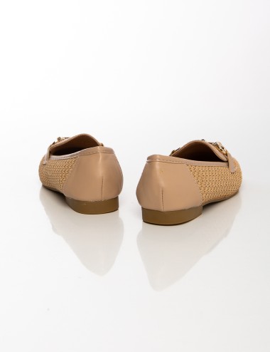 Cette image contient Mocassins femme tressés Beige & Noir avec détail métallique chez Joliesse. à 79,99 TND en Tunisie. L'hexa d