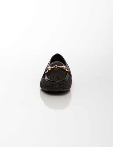 Cette image contient Mocassins femme tressés Beige & Noir avec détail métallique chez Joliesse. à 79,99 TND en Tunisie. L'hexa d