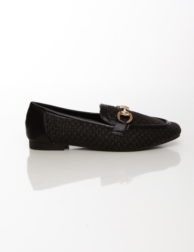 Cette image contient Mocassins femme tressés Beige & Noir avec détail métallique chez Joliesse. à 79,99 TND en Tunisie. L'hexa d
