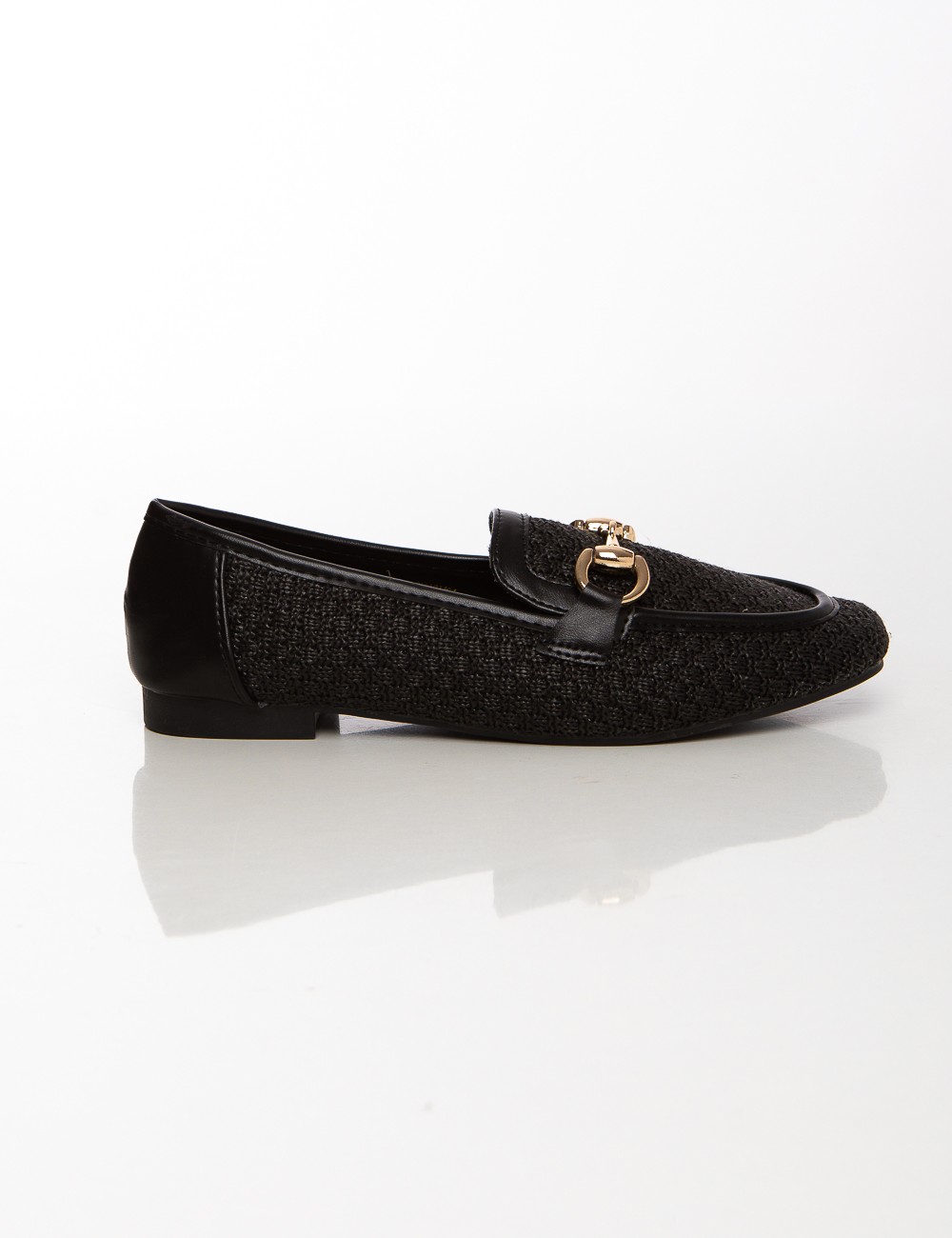 Cette image contient Mocassins femme tressés Beige & Noir avec détail métallique chez Joliesse. à 79,99 TND en Tunisie. L'hexa d
