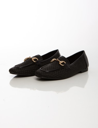 Cette image contient Mocassins femme tressés Beige & Noir avec détail métallique chez Joliesse. à 79,99 TND en Tunisie. L'hexa d