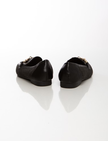 Cette image contient Mocassins femme tressés Beige & Noir avec détail métallique chez Joliesse. à 79,99 TND en Tunisie. L'hexa d