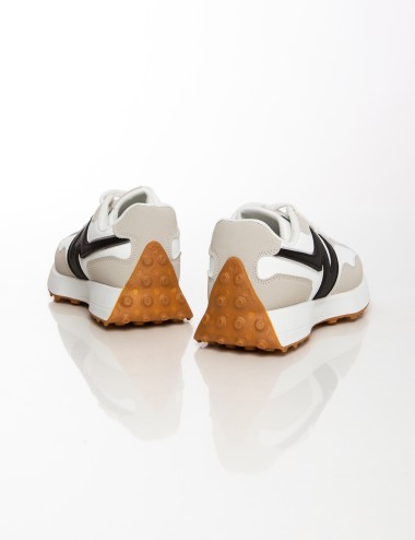 Cette image contient Baskets femme Beige Bordeaux, Gris ou Kaki chez Joliesse. à 79,99 TND en Tunisie. L'hexa de l'arrière plan 