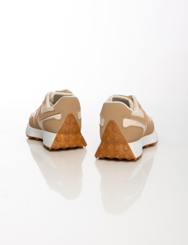 Cette image contient Baskets femme Beige Bordeaux, Gris ou Kaki chez Joliesse. à 79,99 TND en Tunisie. L'hexa de l'arrière plan 