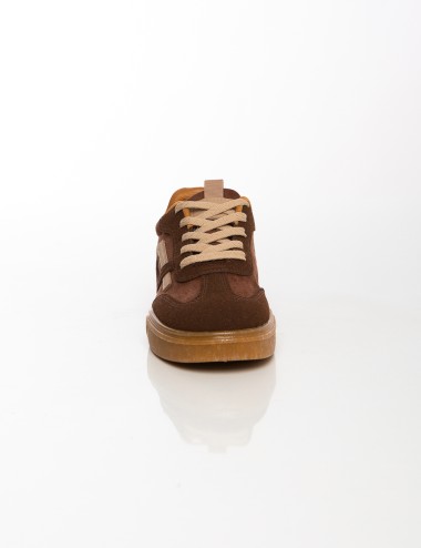 Cette image contient Baskets marron en daim avec semelle gomme chez Joliesse. à 79,99 TND en Tunisie. L'hexa de l'arrière plan e