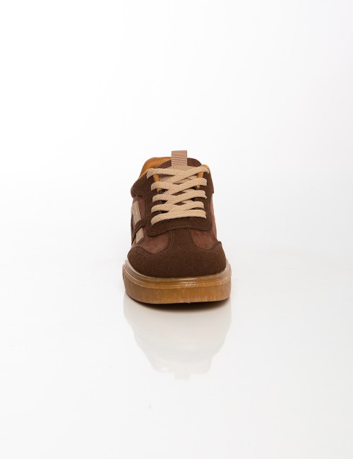 Cette image contient Baskets marron en daim avec semelle gomme chez Joliesse. à 79,99 TND en Tunisie. L'hexa de l'arrière plan e