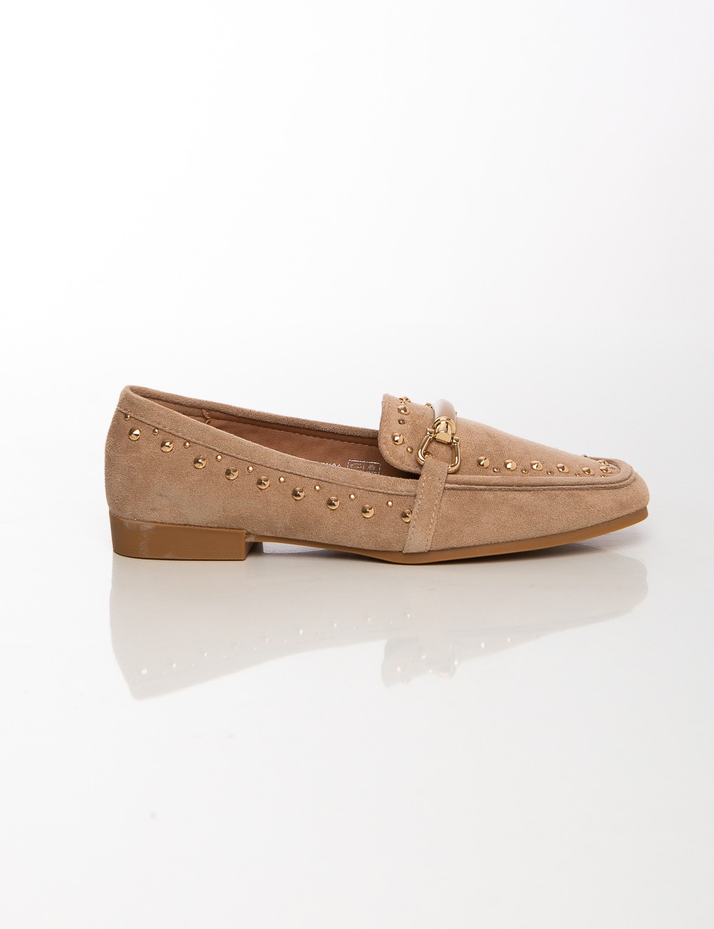 Cette image contient Mocassins en daim beige avec détails métalliques dorés chez Joliesse. à 89,99 TND en Tunisie. L'hexa de l'a